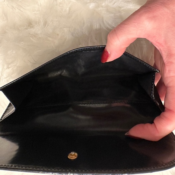 Classic Gucci Wallet with Gold toned Clasp - Picture 3 of 10